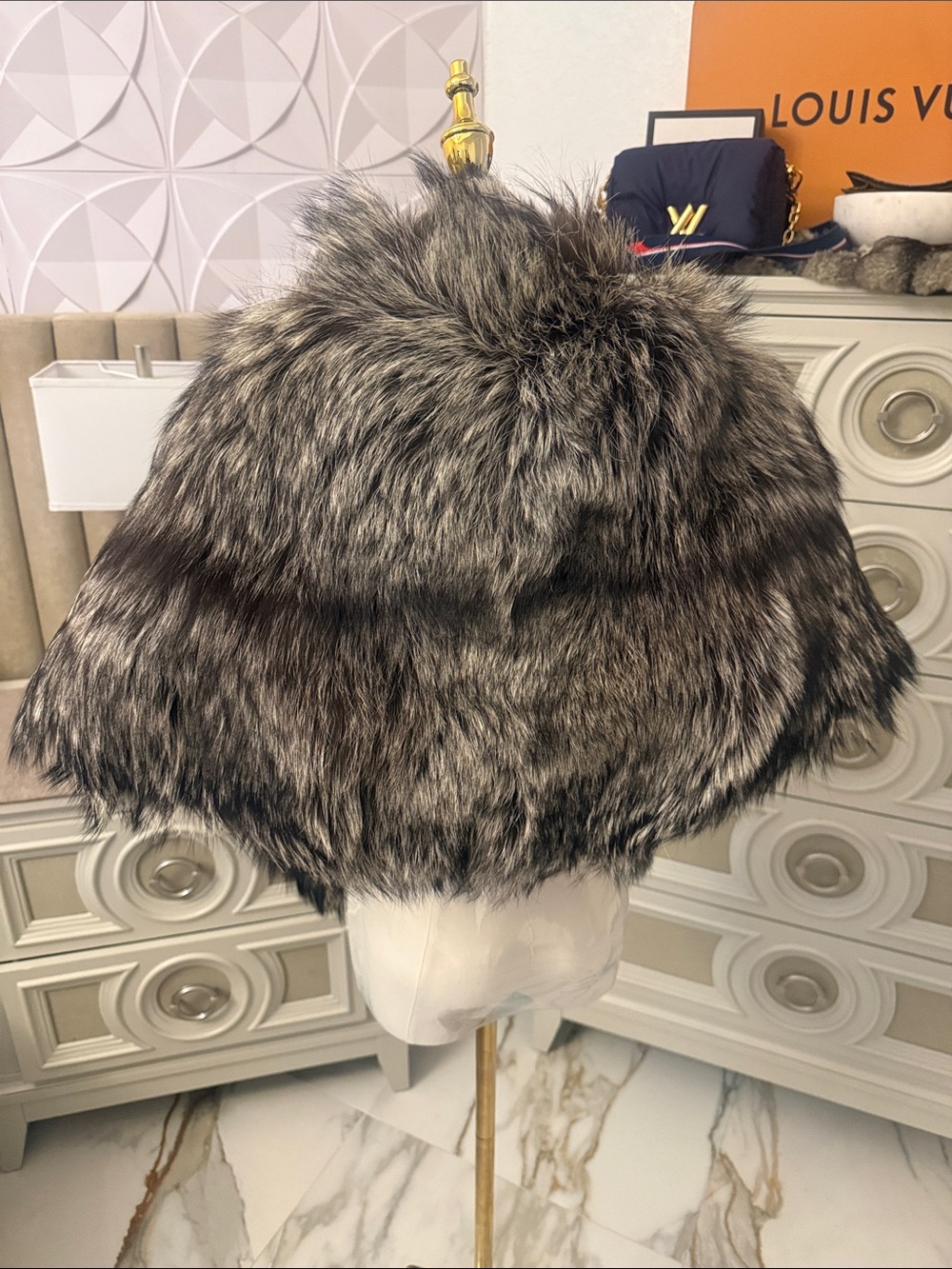 Saga fox fur Large Capelette Superb quality tag
